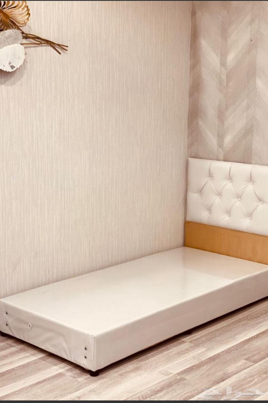 Used but new bed with mattress, includes 5 single and 2 double mattresses64383760504707110