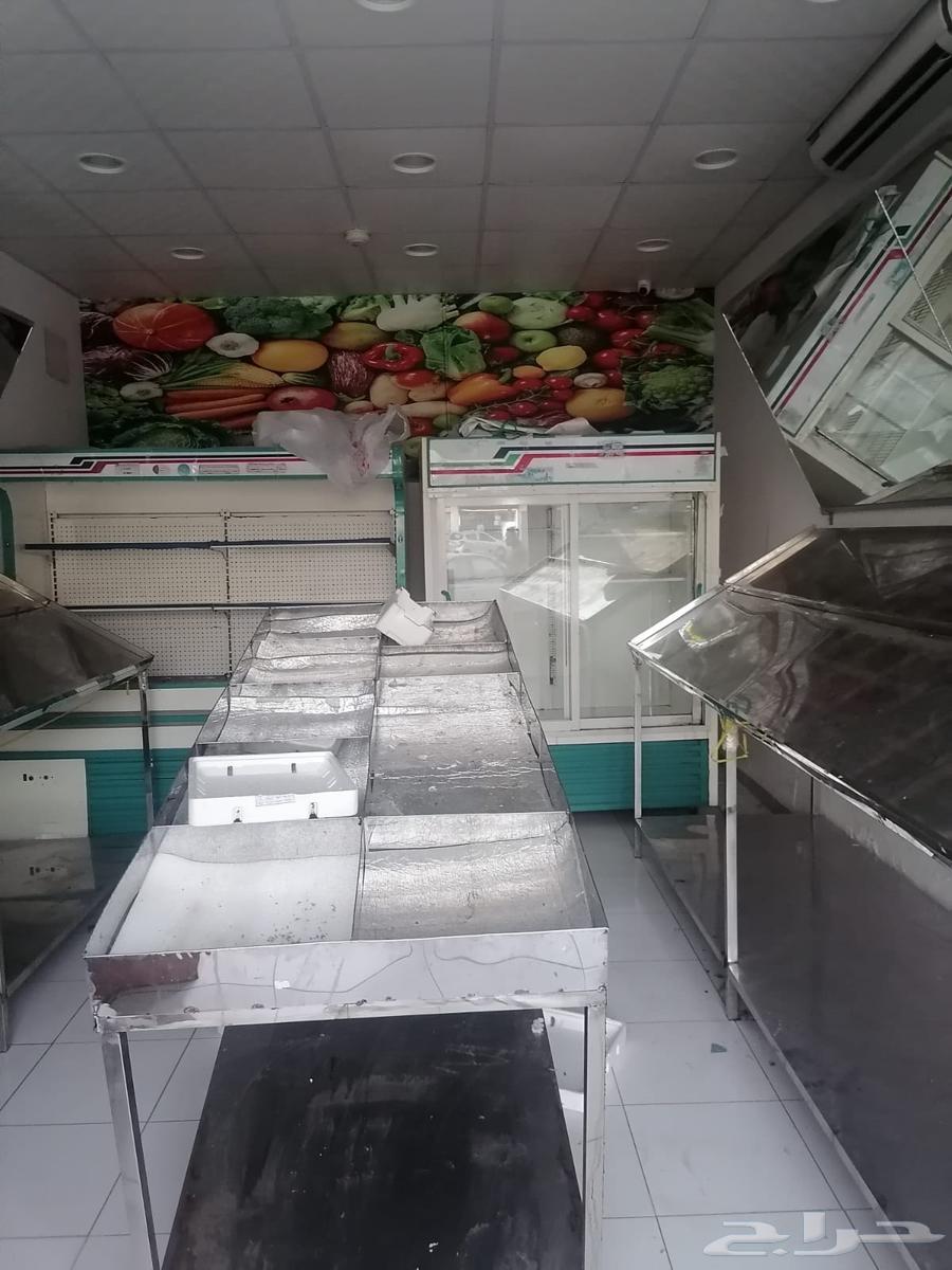 3- طاولات ورفوف خضار المنيوم 2- ثلاجة تبريد بحالة ممتازة64390939719171110