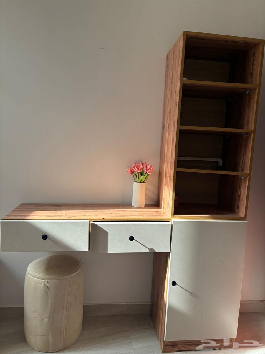 Desk table that can also serve as a dressing table64388232029569111