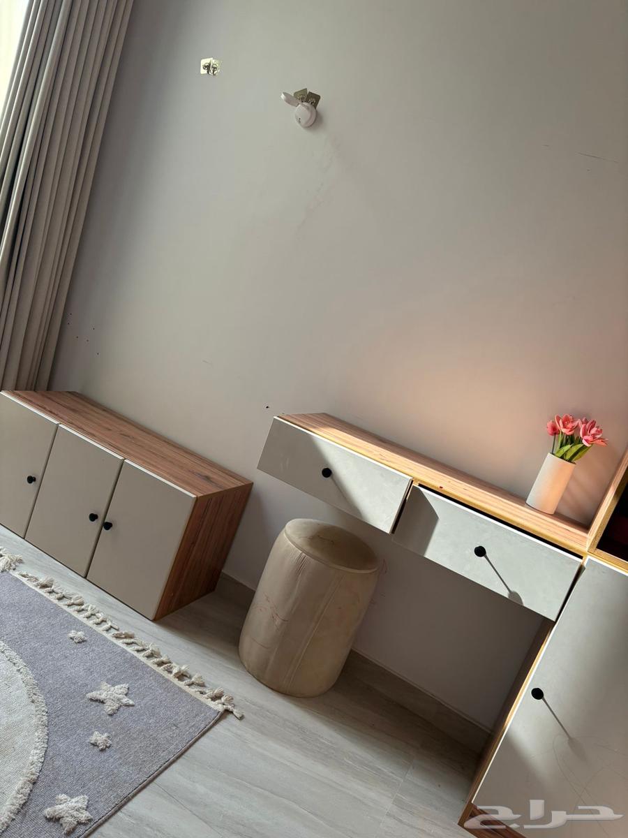 Desk table that can also serve as a dressing table64388232029569110