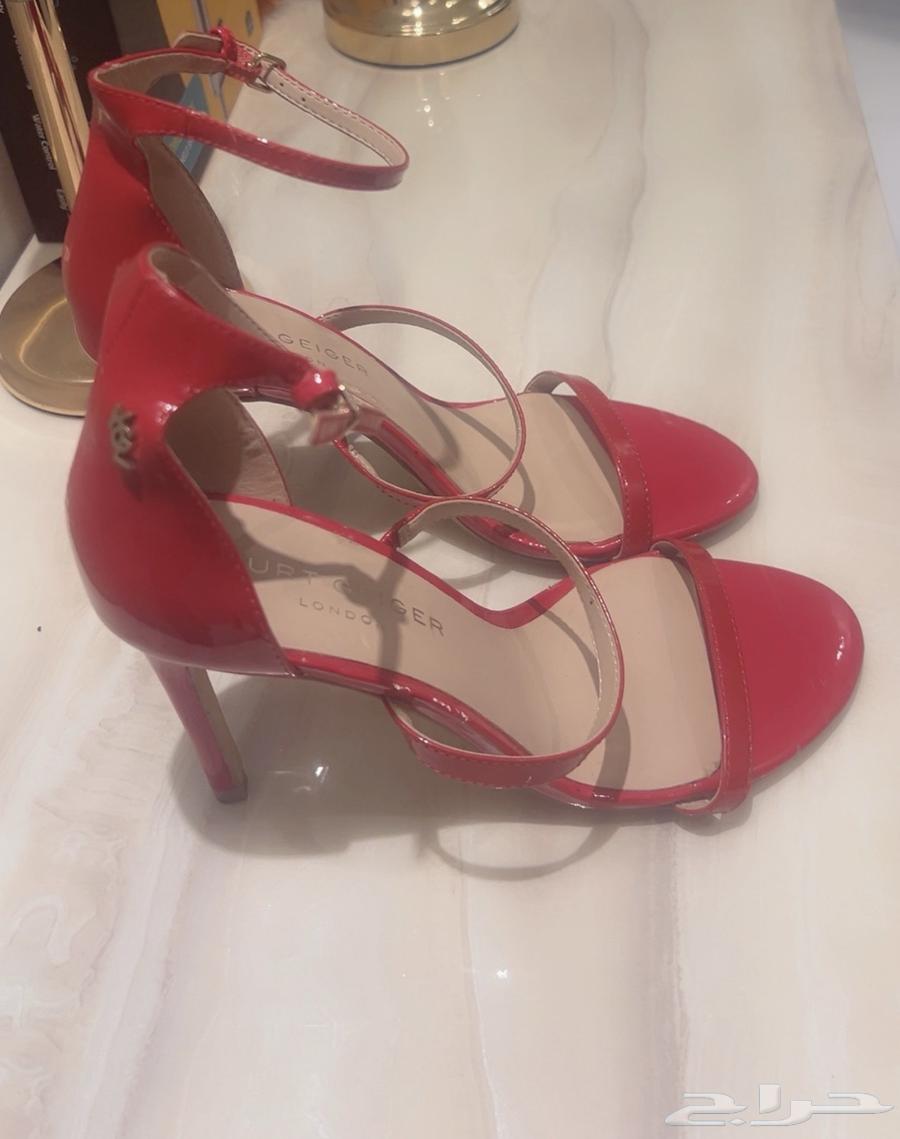 صندل لون احمر للبيع من ماركة لندن شريته من دبي مول64378178839938112