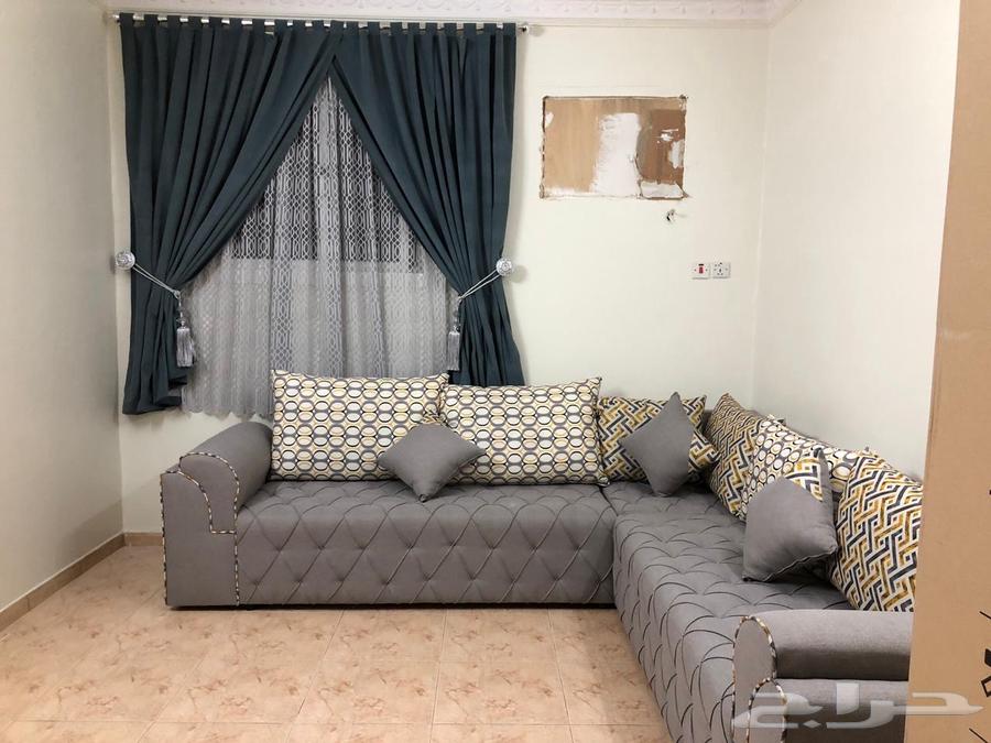 L-shaped 6-person used sofa with minor damage on the second sofa64390637491714111