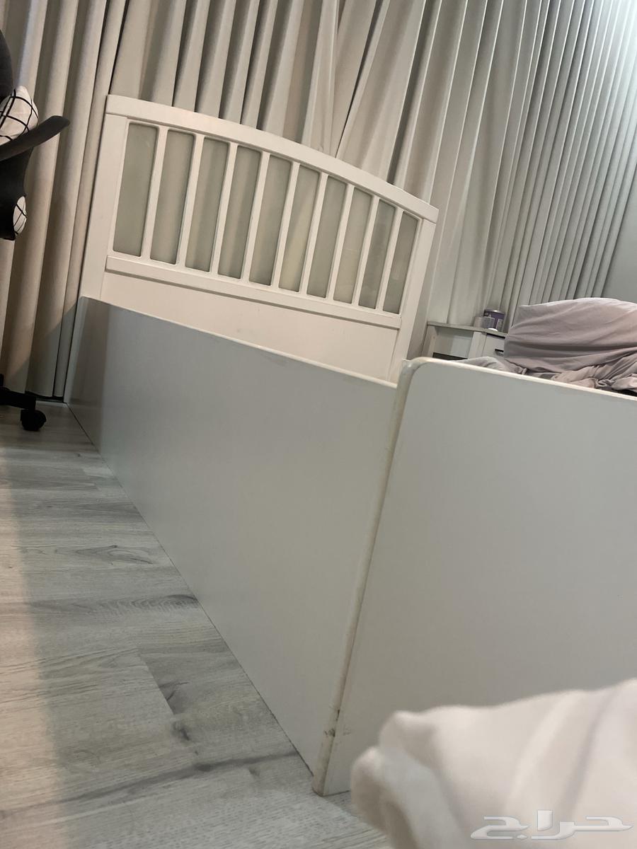 سرير للبيع خشب متين وممتاز يوجد اضائه ليد من الخلف64382183102850110