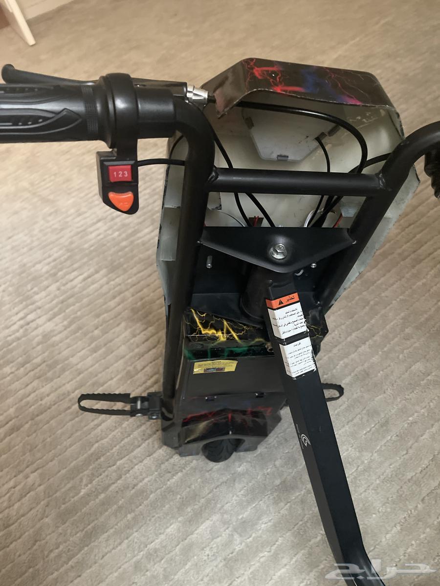 Clean scooter, the right rear tire is bent and needs adjustment64383122584321111