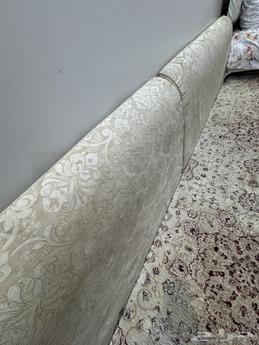 للبيع مجلس عربي كما هو موضح في الصور نظيف وسليم64377768924289113