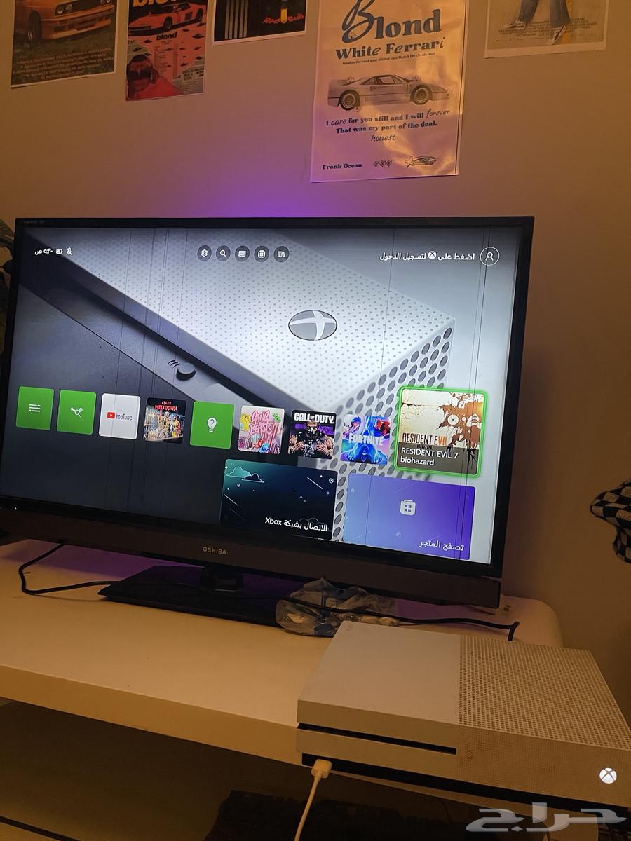 Xbox One S with professional controller64387509089795110