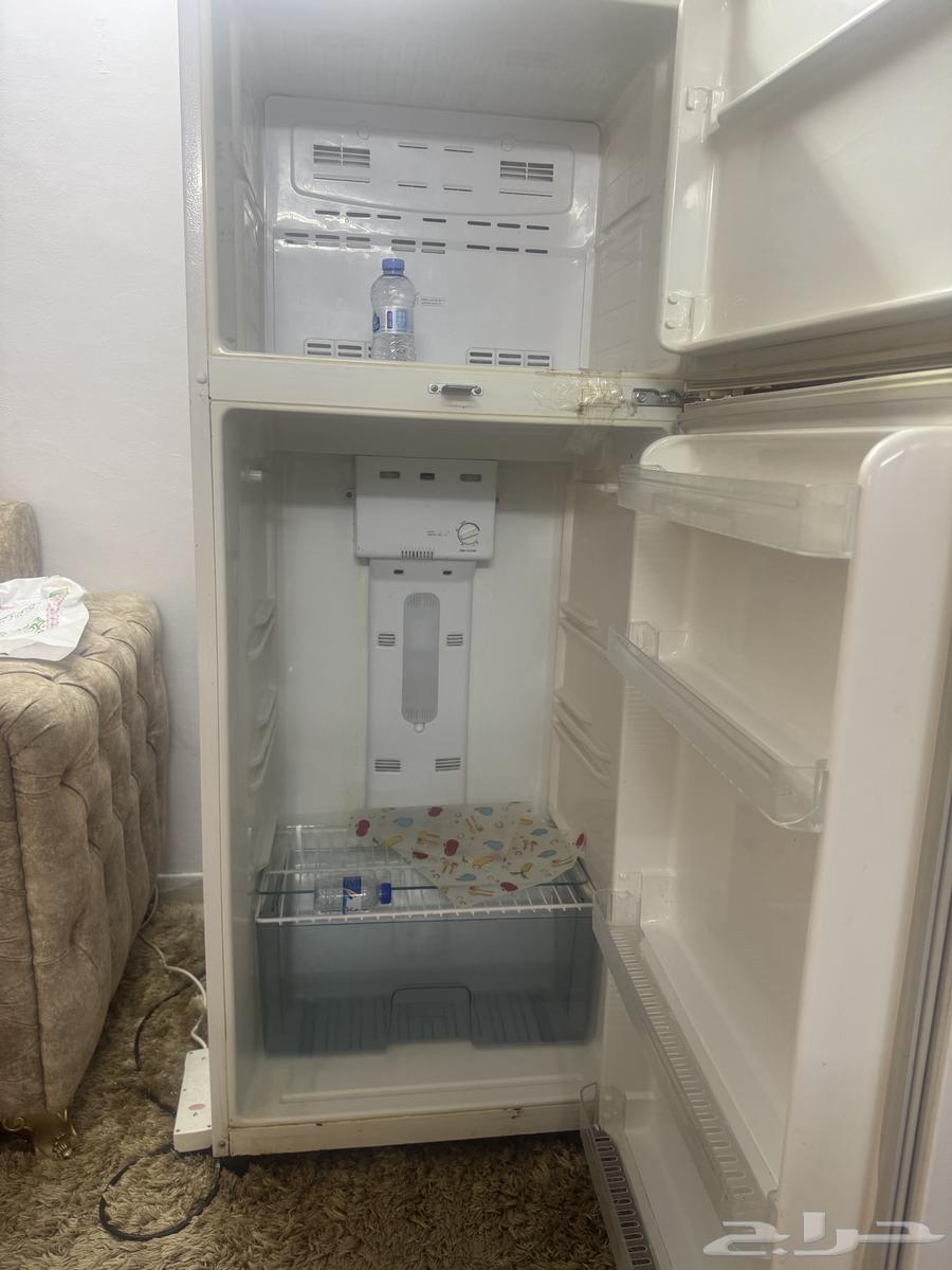 A large refrigerator that cools well but needs freon64386822030979114