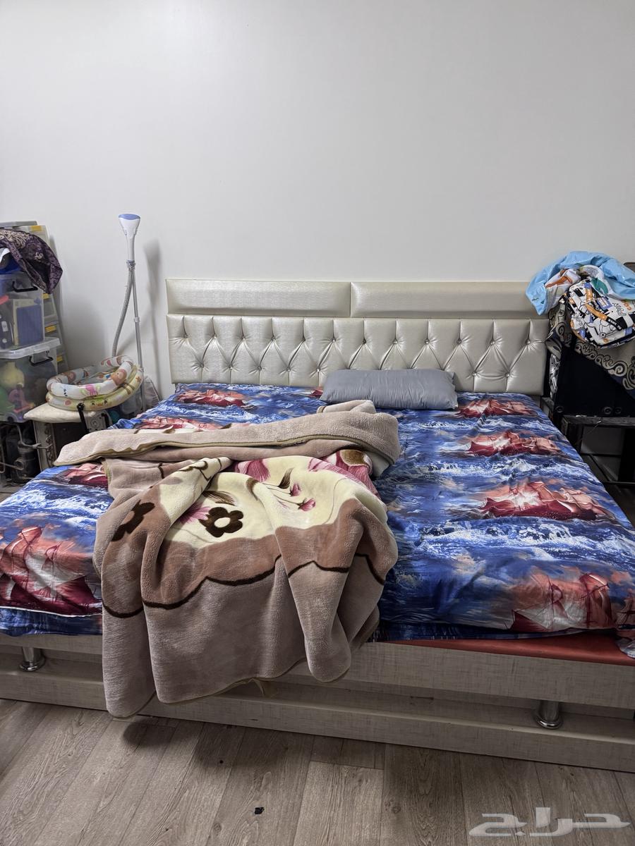 سرير للبيع وخيمه وبعض الاشياء64387954223490110