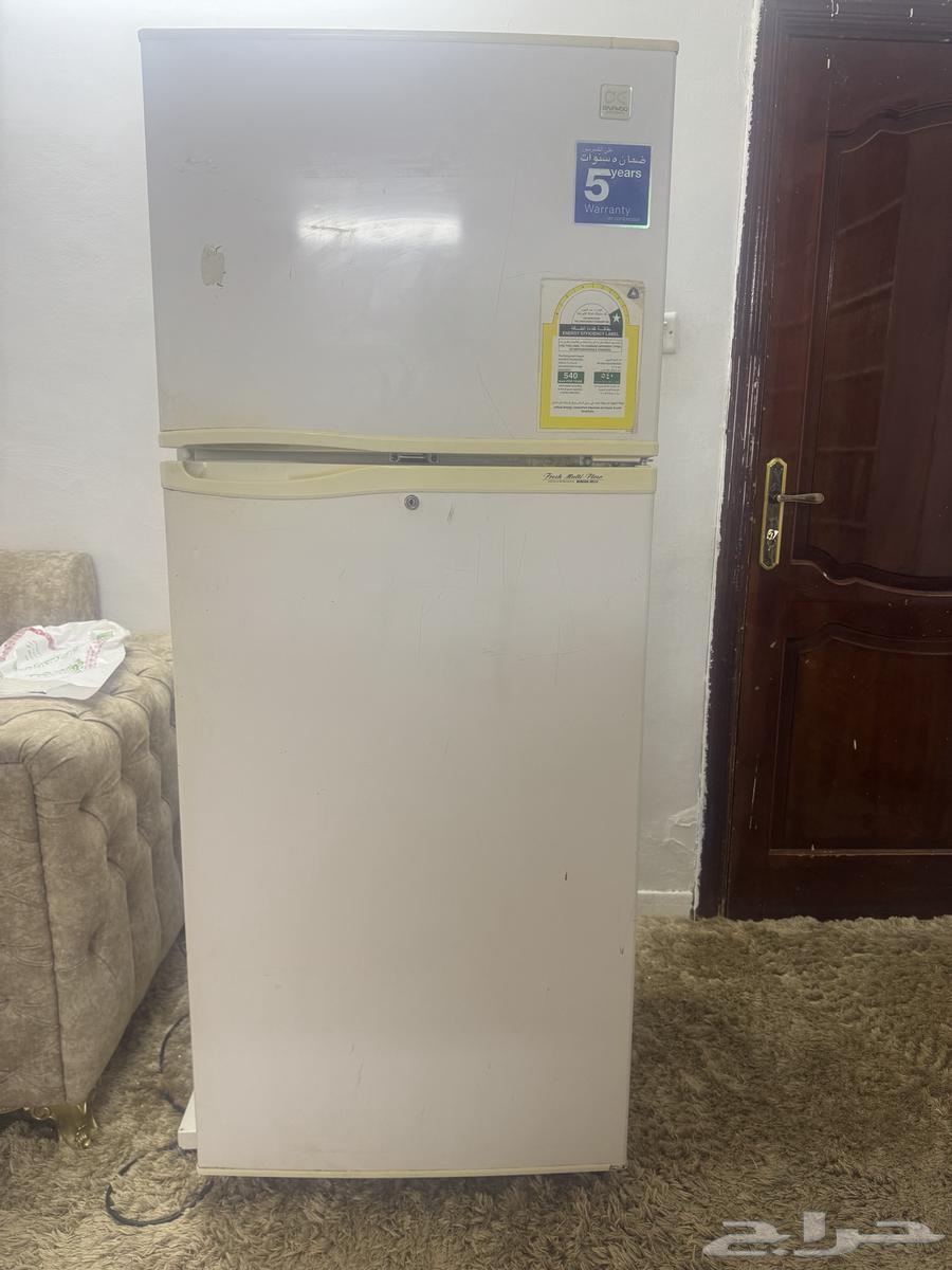 A large refrigerator that cools well but needs freon64386822030979110