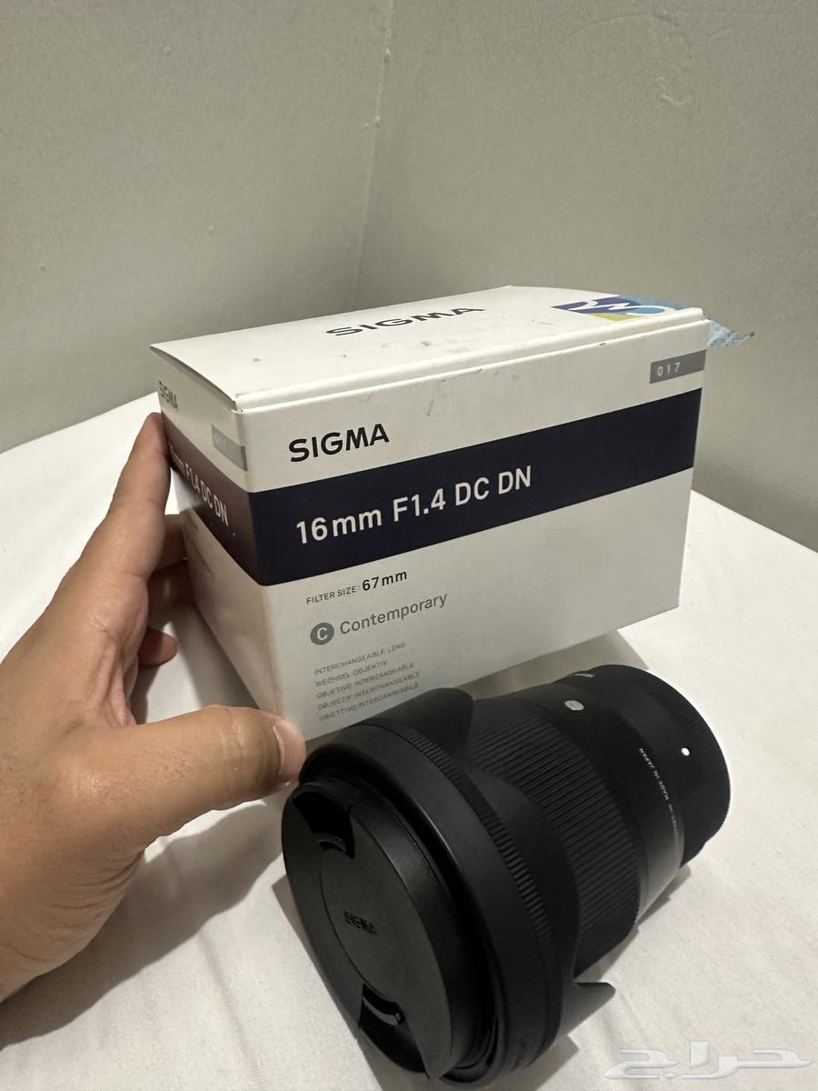 Sony ZV-E10 camera with zoom, microphone and accessories almost new64386291069315111