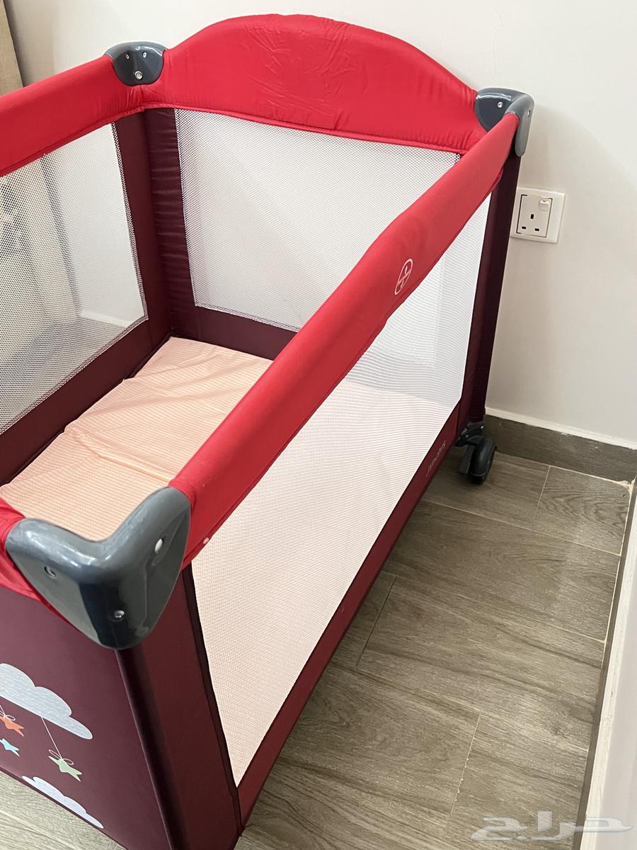 سرير اطفال ومحبس قابل للتسفيط بحاله ممتازه64377389398146114
