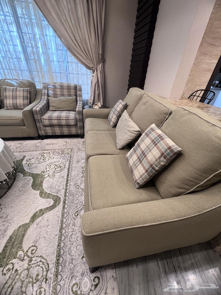 طقم كنب 3 3 1 1 للبيع بحالة جيده مع طاوله بالوسط وجانبيه64384328332291112