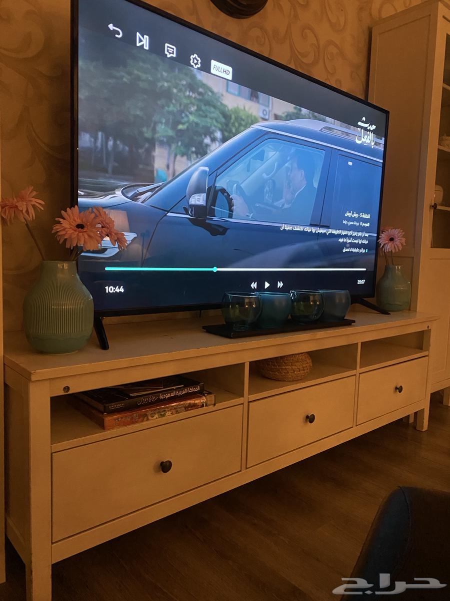 طاولة تلفزيون مع وحدات جانبية للتحف والكتب من أيكيا و طقم ط64389778076162111