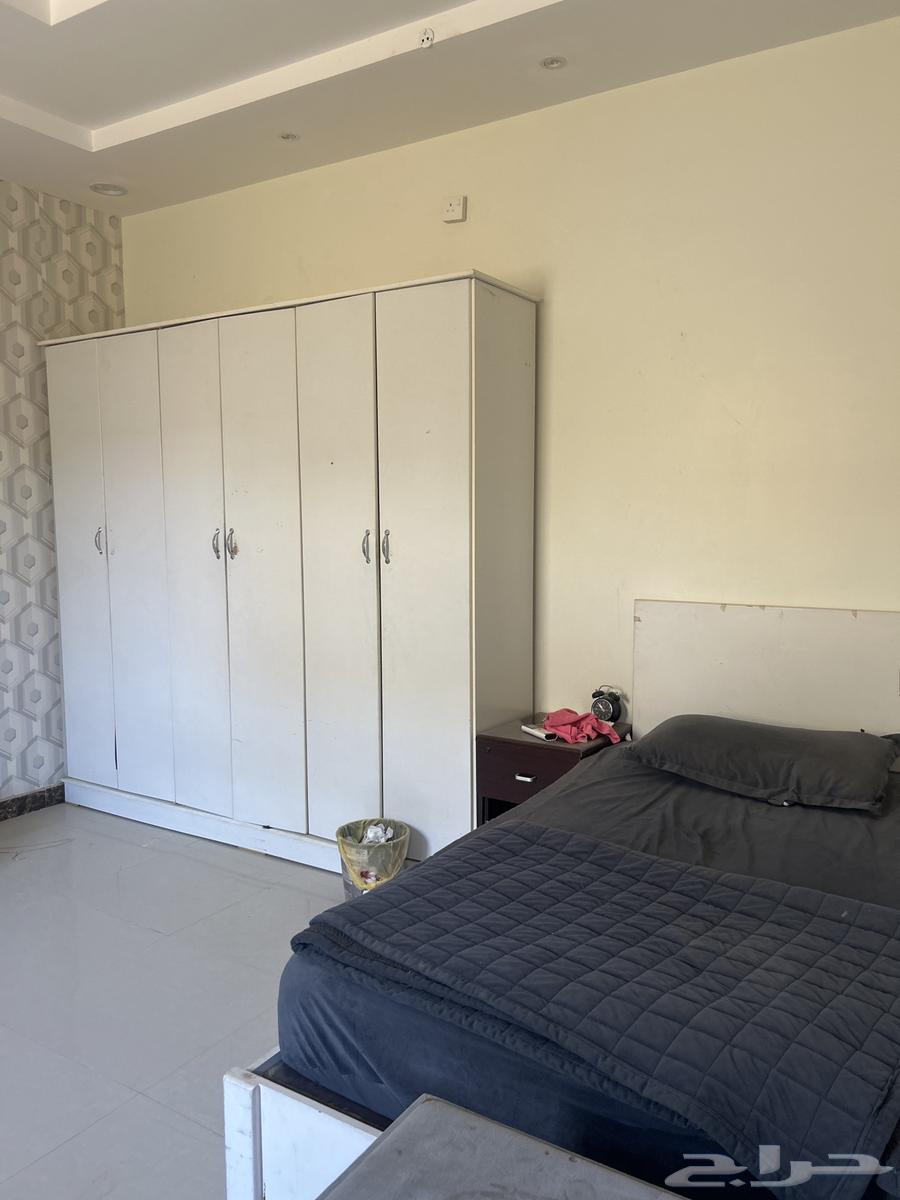 كرسي نفر ونص ودولاب ثلاث ابواب للبيع مستخدمه جديده64381836688257110