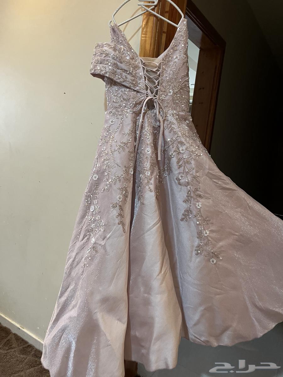 فستان سهره فخم اللون وردي على موف فاتح مقاس 864385648645379114