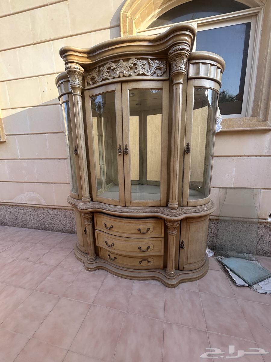 طاولة سفره مع دولاب الصحون وكاسات64379631309697110