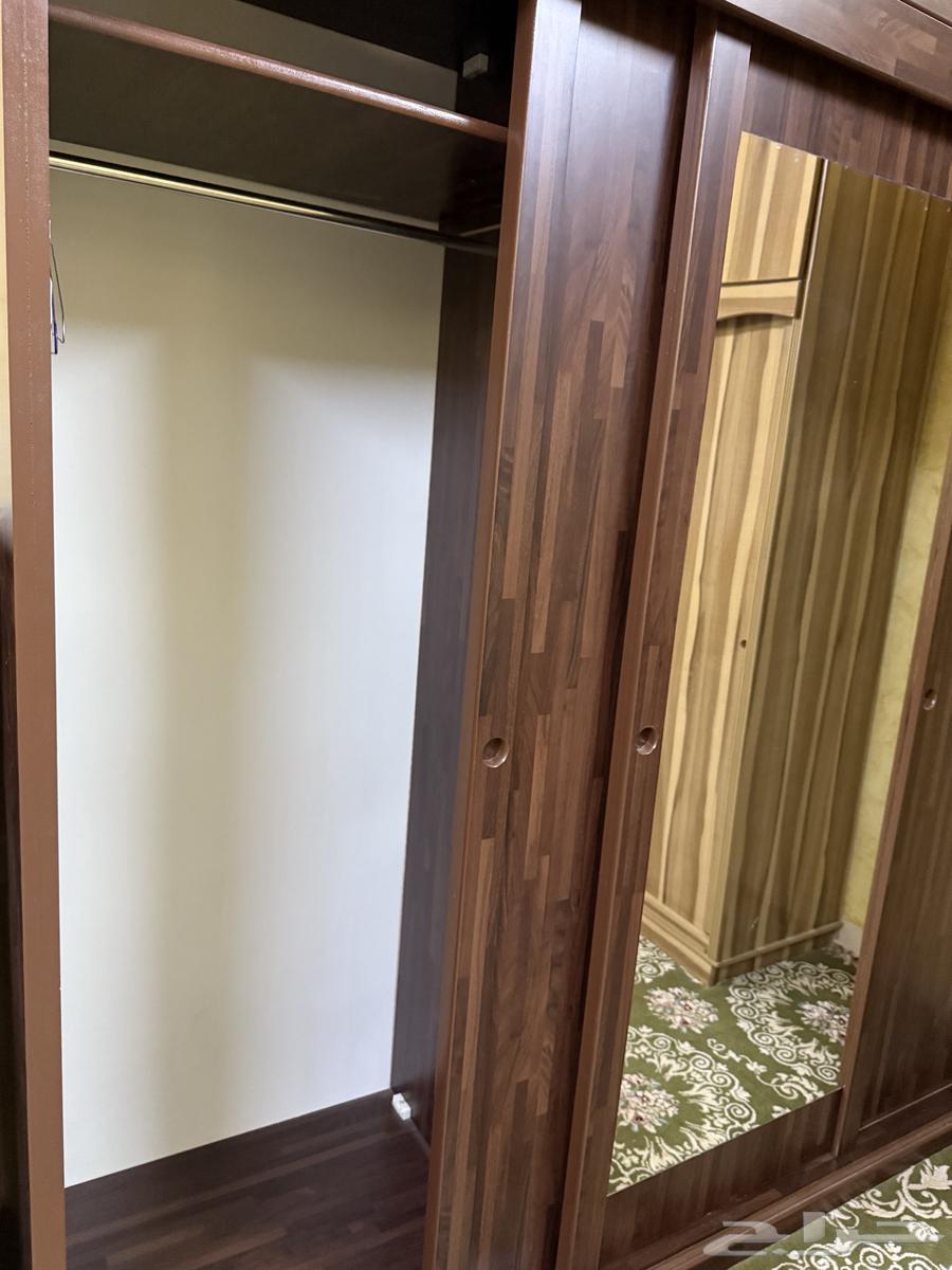 دولاب ملابس خشبي نظيف للبيع64388509396483112
