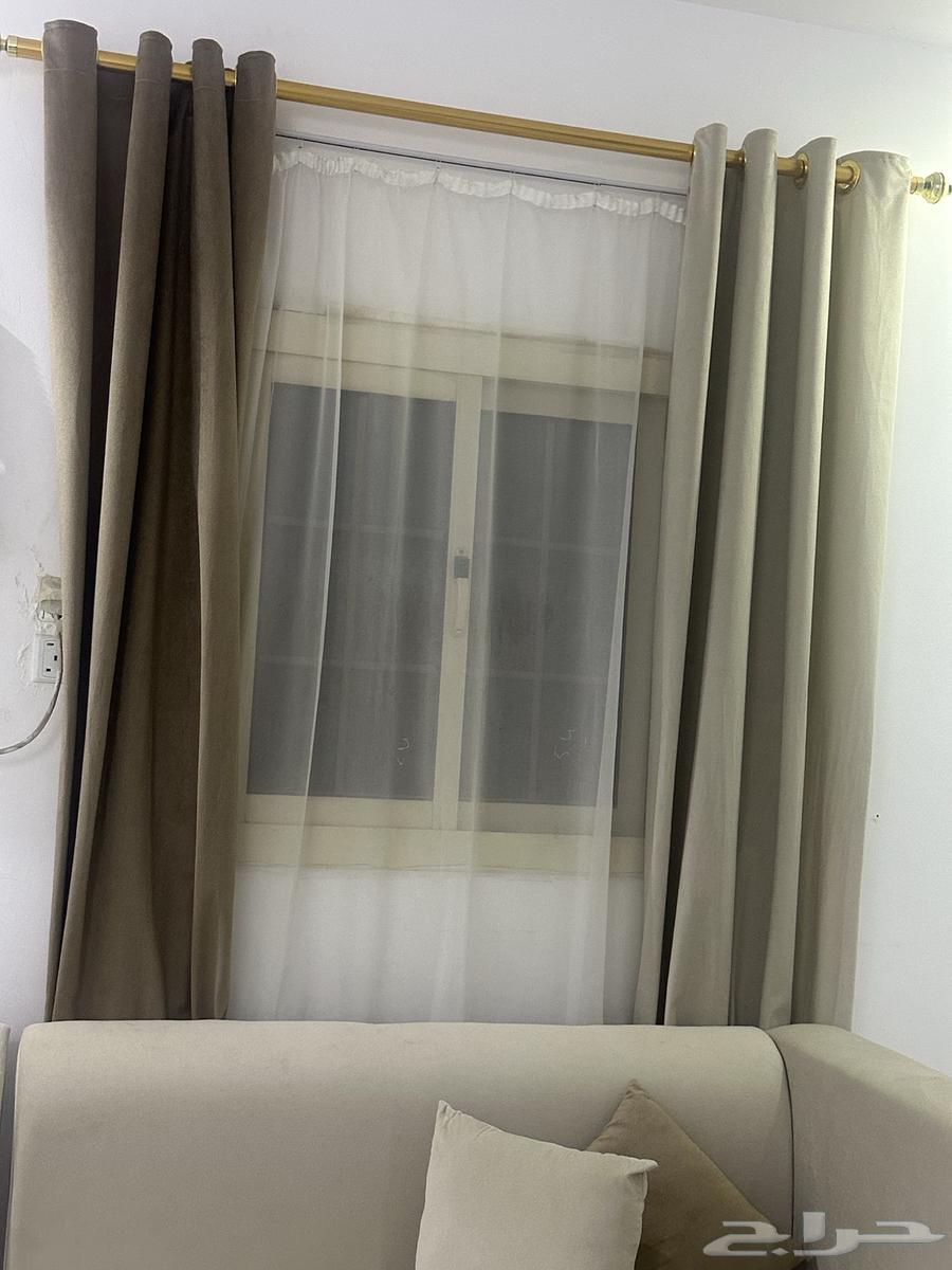 كنب بلونين مع ستارة  نظيف وفخم.. والسعر يختاره الجاد .64389045410307111