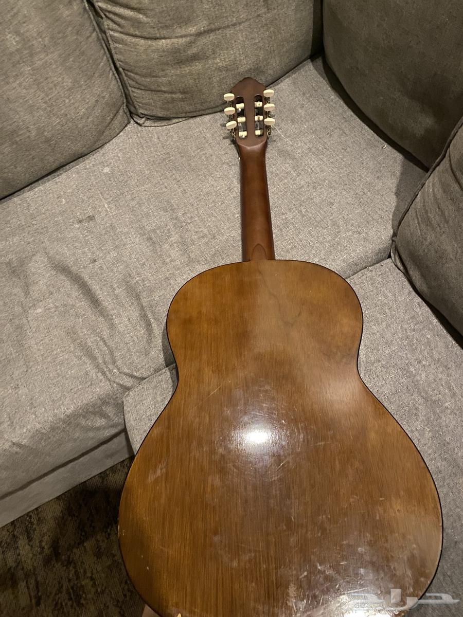 Original Yamaha guitar with complete set of strings64379631361282113