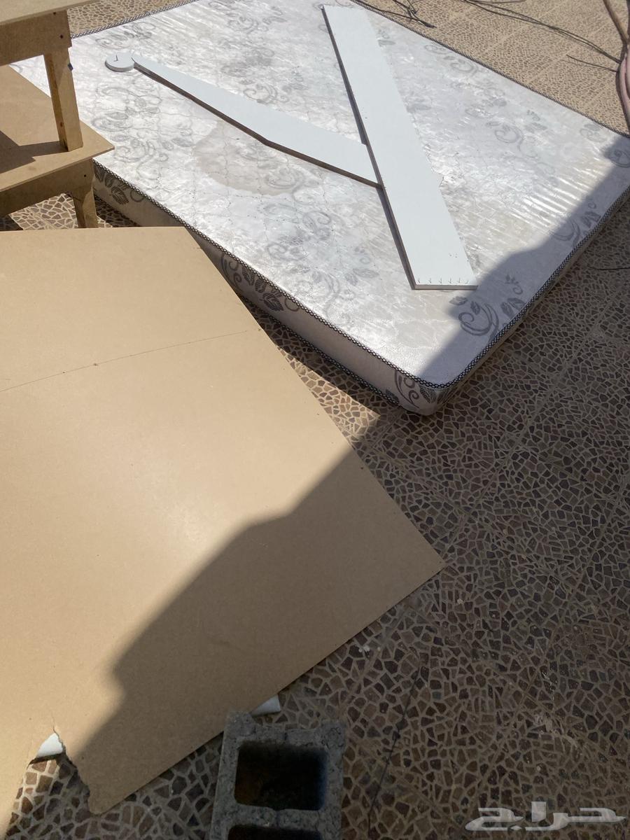 غرفة لون ابيض سرير شخصين وكومدينو ودولاب ملابس64383650086530112