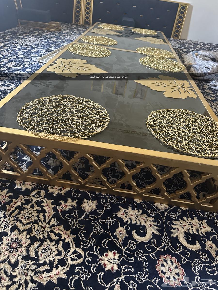 طاولة طعام ارضيه. خشبيه وسطحها من زجاج سليمه 10064383108260995111