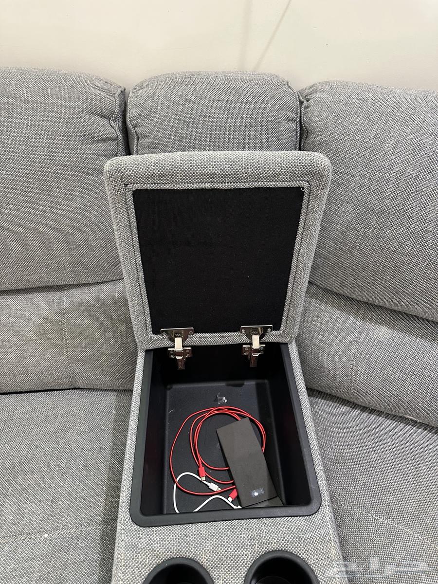 Living room sofa with table and zoli, clean and new condition64383816294273110