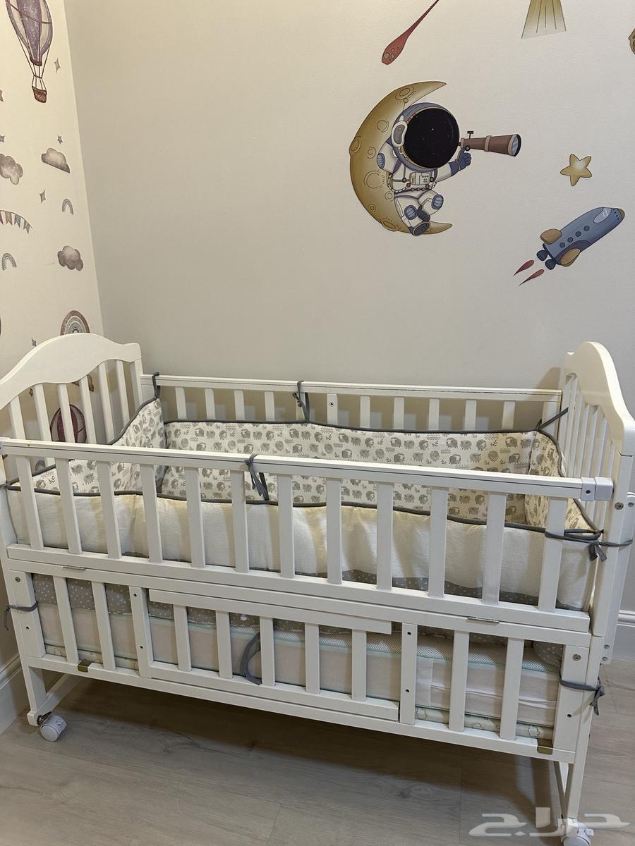 Wooden children's bed, opens up, almost new64388413175938111