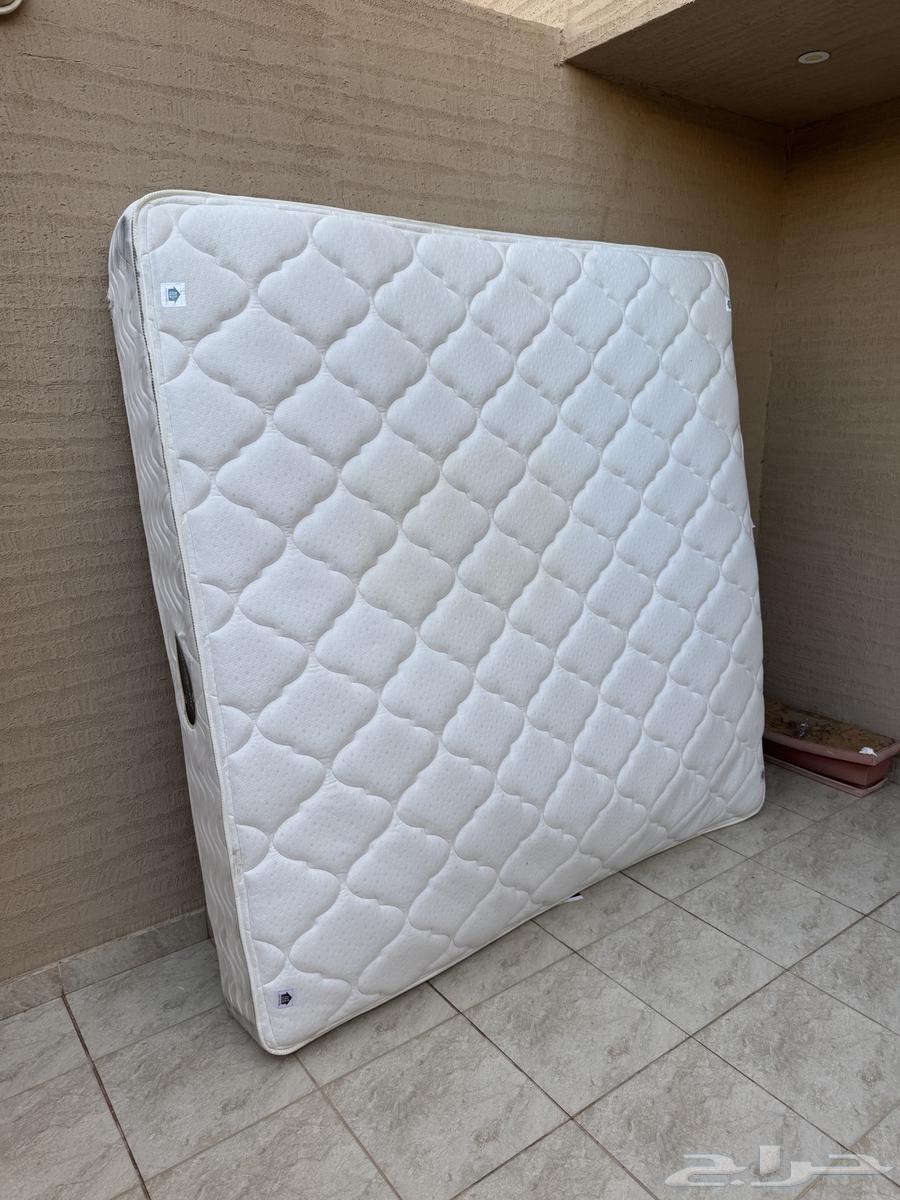 للبيع كنب هزاز ومرتبة سرير وغسالة صغيرة وأغراض64388537041793114