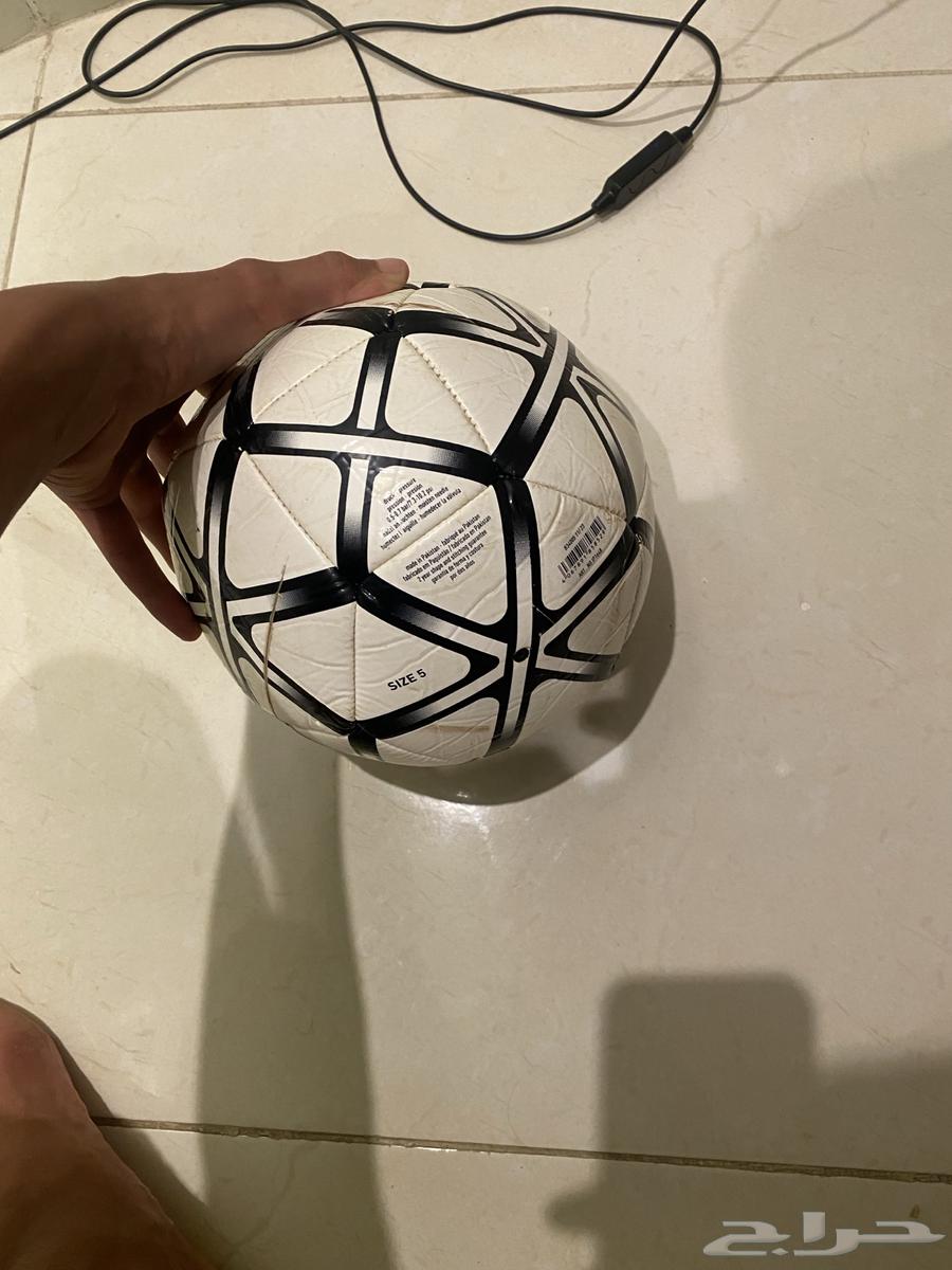 كورة قدم من اديداس بي لون الاسود والابيض64377783494913110