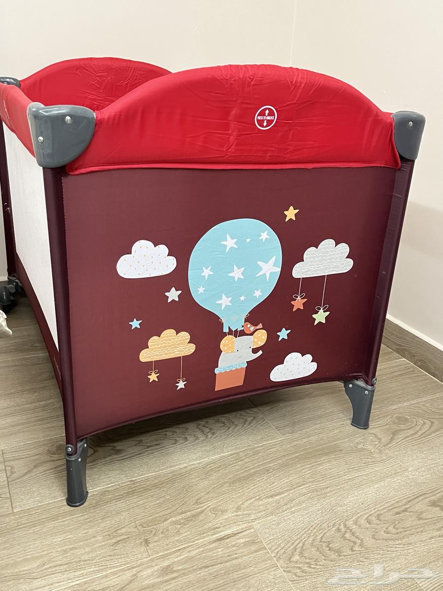 سرير اطفال ومحبس قابل للتسفيط بحاله ممتازه64377389398146110