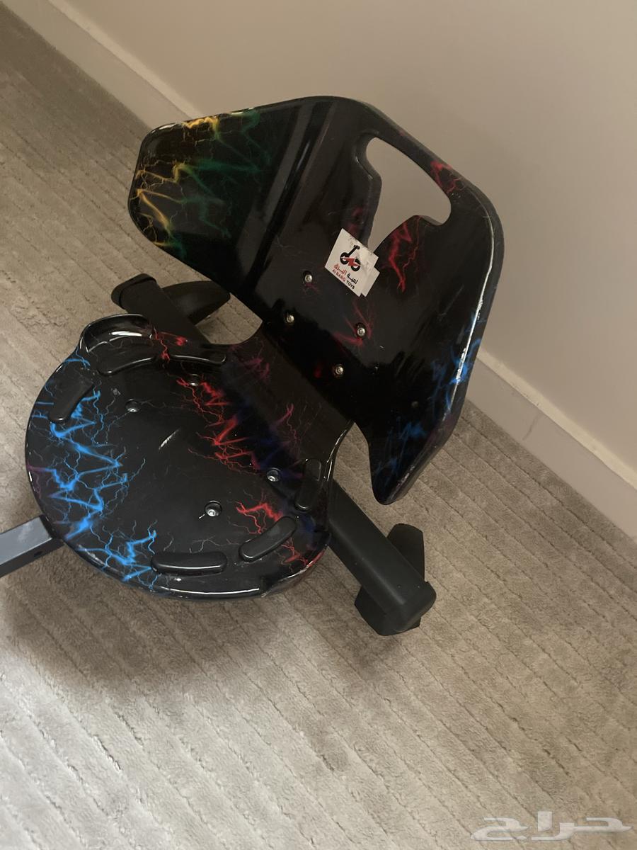 Clean scooter, the right rear tire is bent and needs adjustment64383122584321112