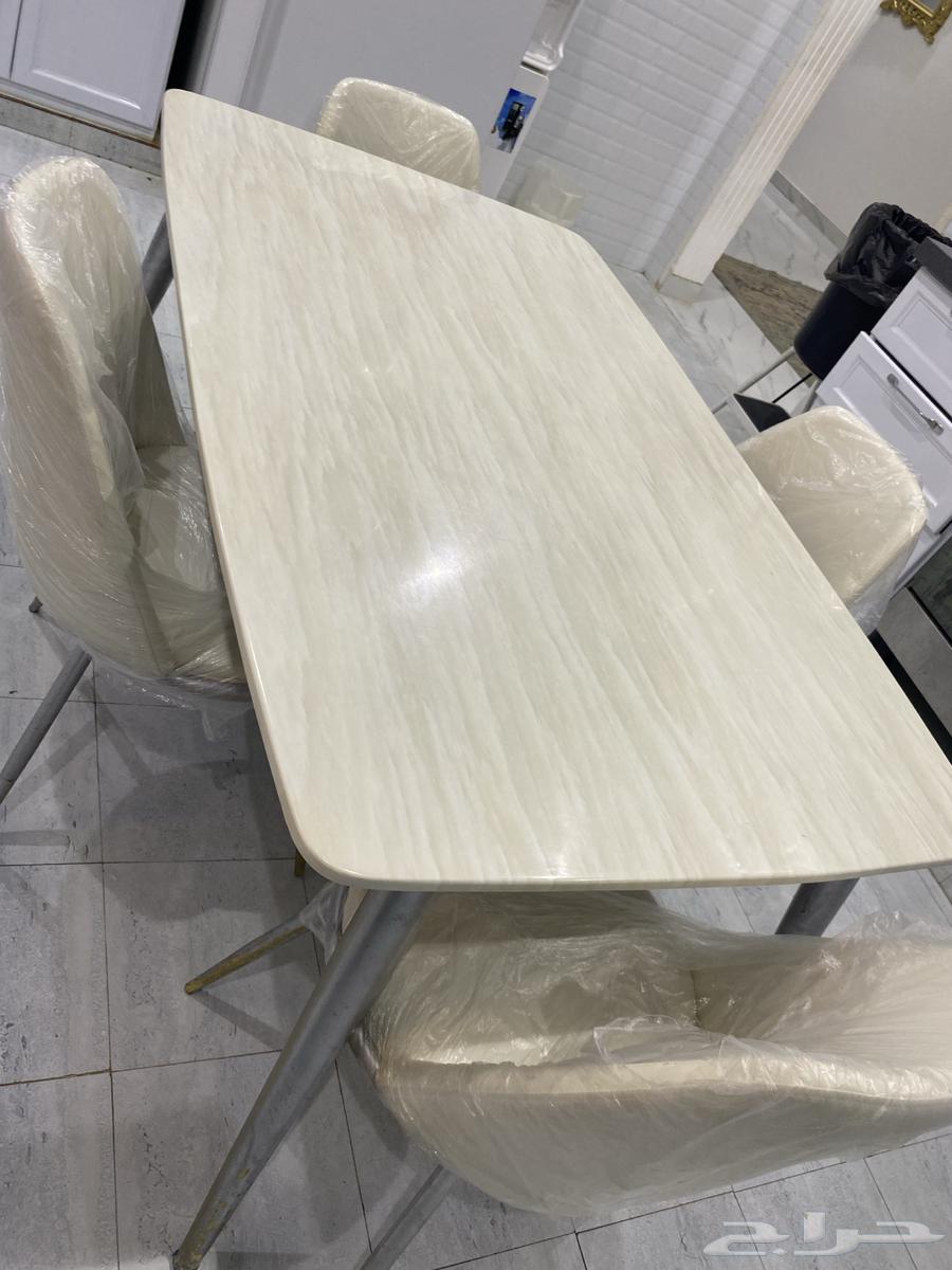 طاولة رخام كبيرة مع اربع كراسي64382596987265110