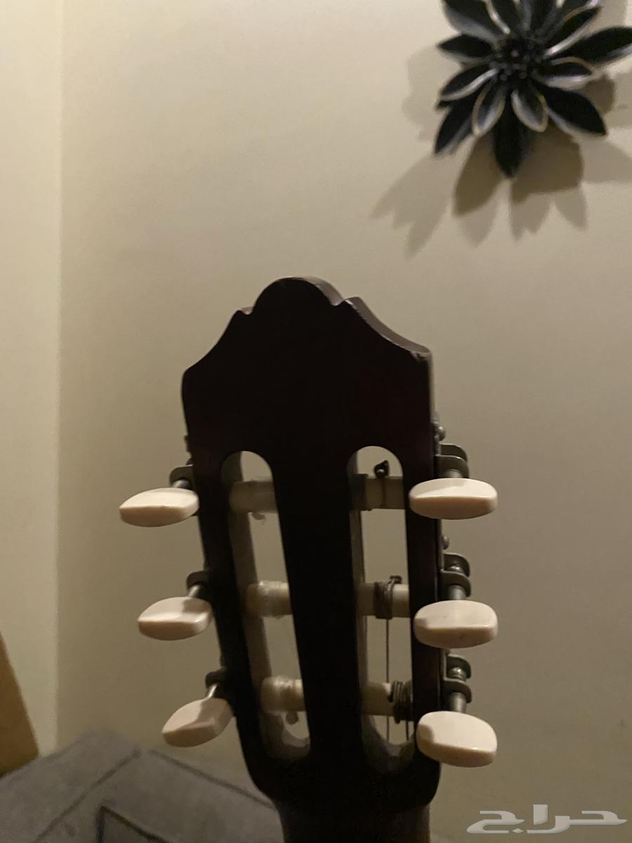 Original Yamaha guitar with complete set of strings64379631361282111