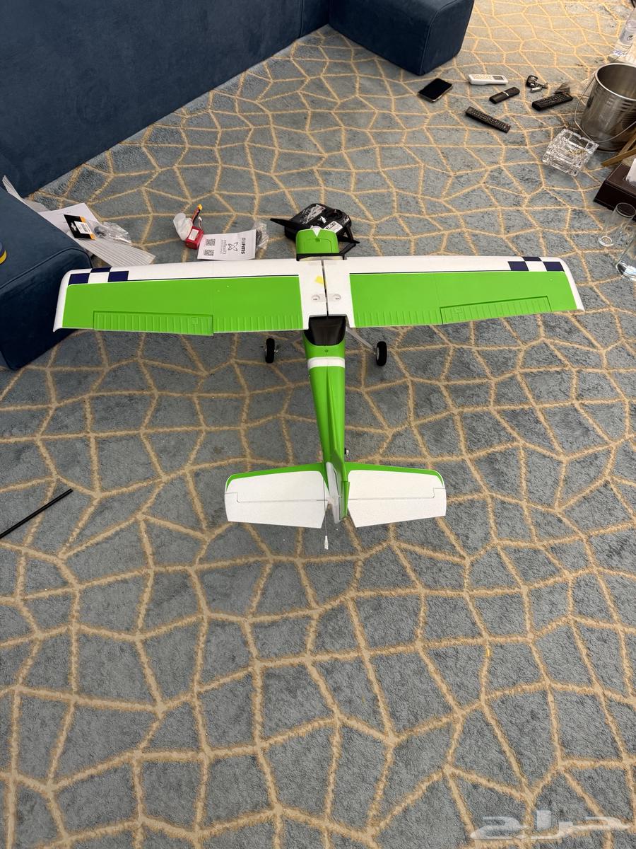 A two-winged airplane with battery, charging, and complete accessories quickly64384799847043112