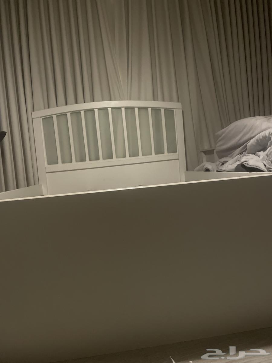 سرير للبيع خشب متين وممتاز يوجد اضائه ليد من الخلف64382183102850111
