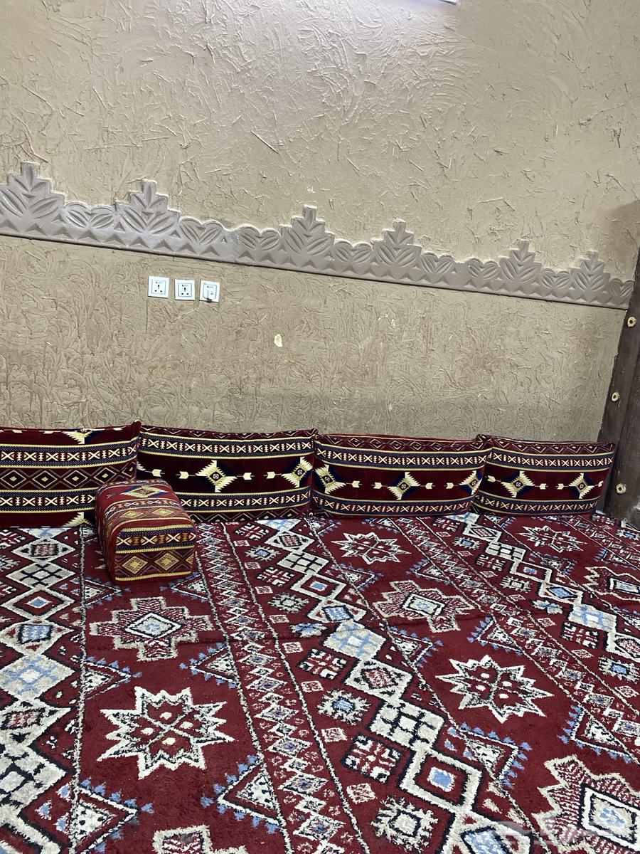 Clean and almost new sofa, asking for 500 SAR, serious buyer can take it64377681090306110