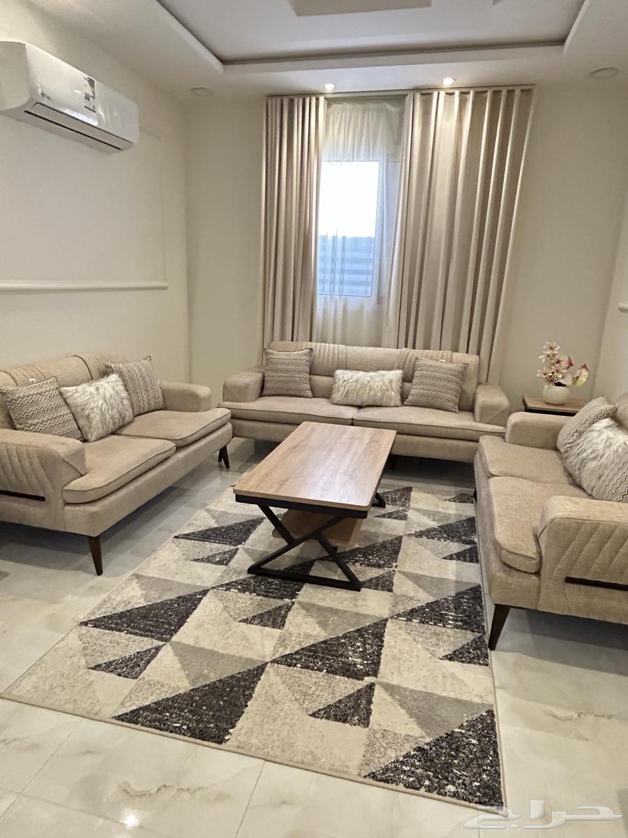 للبيع اثاث مستعمل كنب 3 قطع مع طاوله كبيره و4 صغار64384175641985111