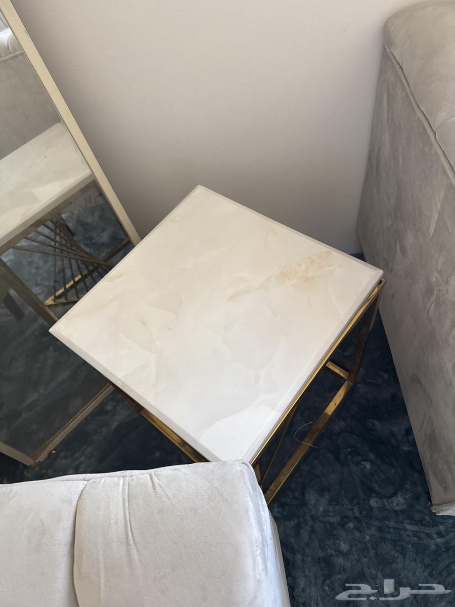 Marble beige table with gold and four services in excellent condition64382776509571111