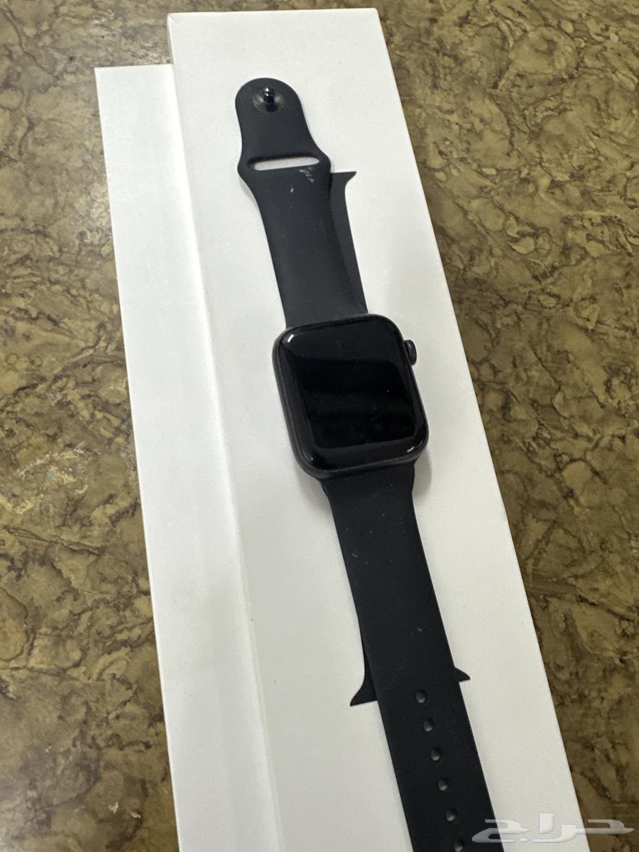 ساعة أبل SE مع شاحنها وكرتونها64383331291905110