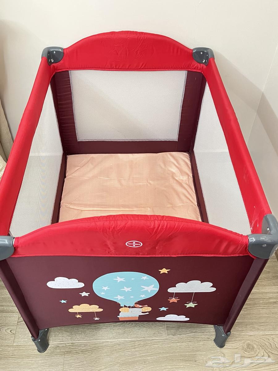 سرير اطفال ومحبس قابل للتسفيط بحاله ممتازه64377389398146111