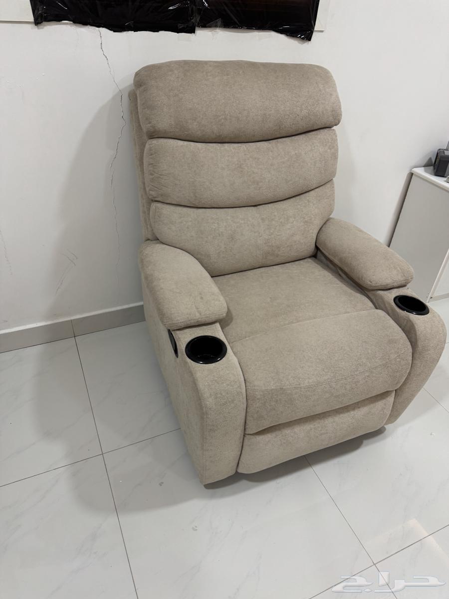 للبيع كنب هزاز ومرتبة سرير وغسالة صغيرة وأغراض64388537041793110