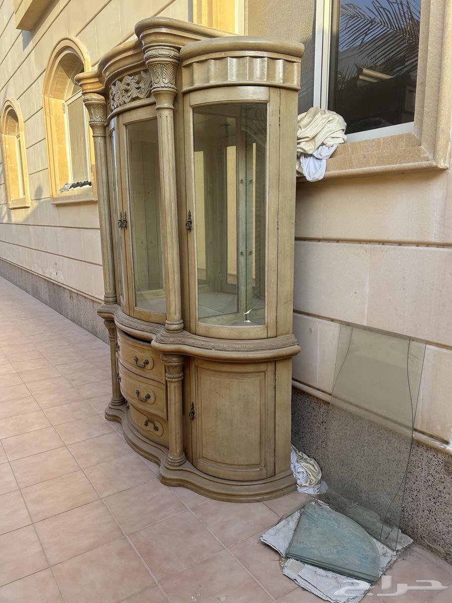 طاولة سفره مع دولاب الصحون وكاسات64379631309697111