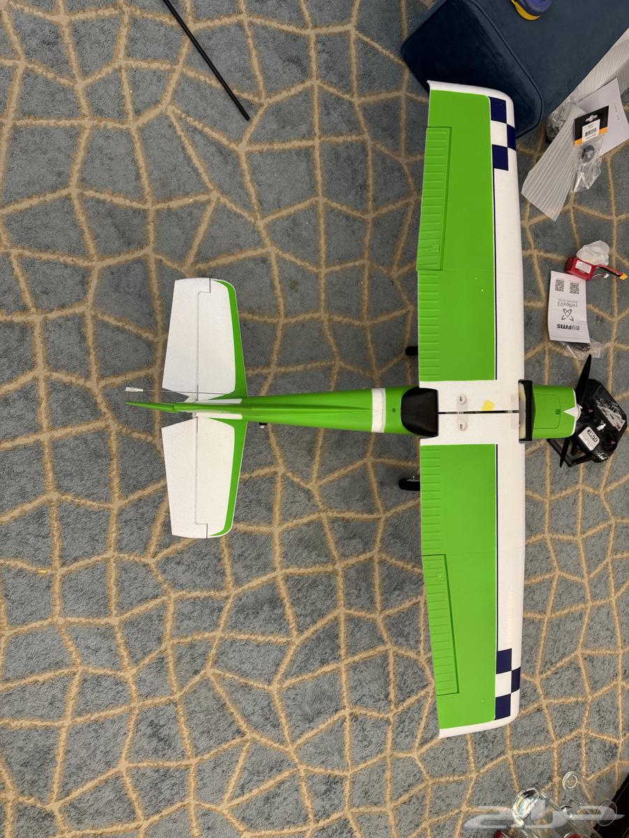 A two-winged airplane with battery, charging, and complete accessories quickly64384799847043111