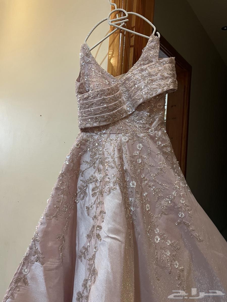 فستان سهره فخم اللون وردي على موف فاتح مقاس 864385648645379110
