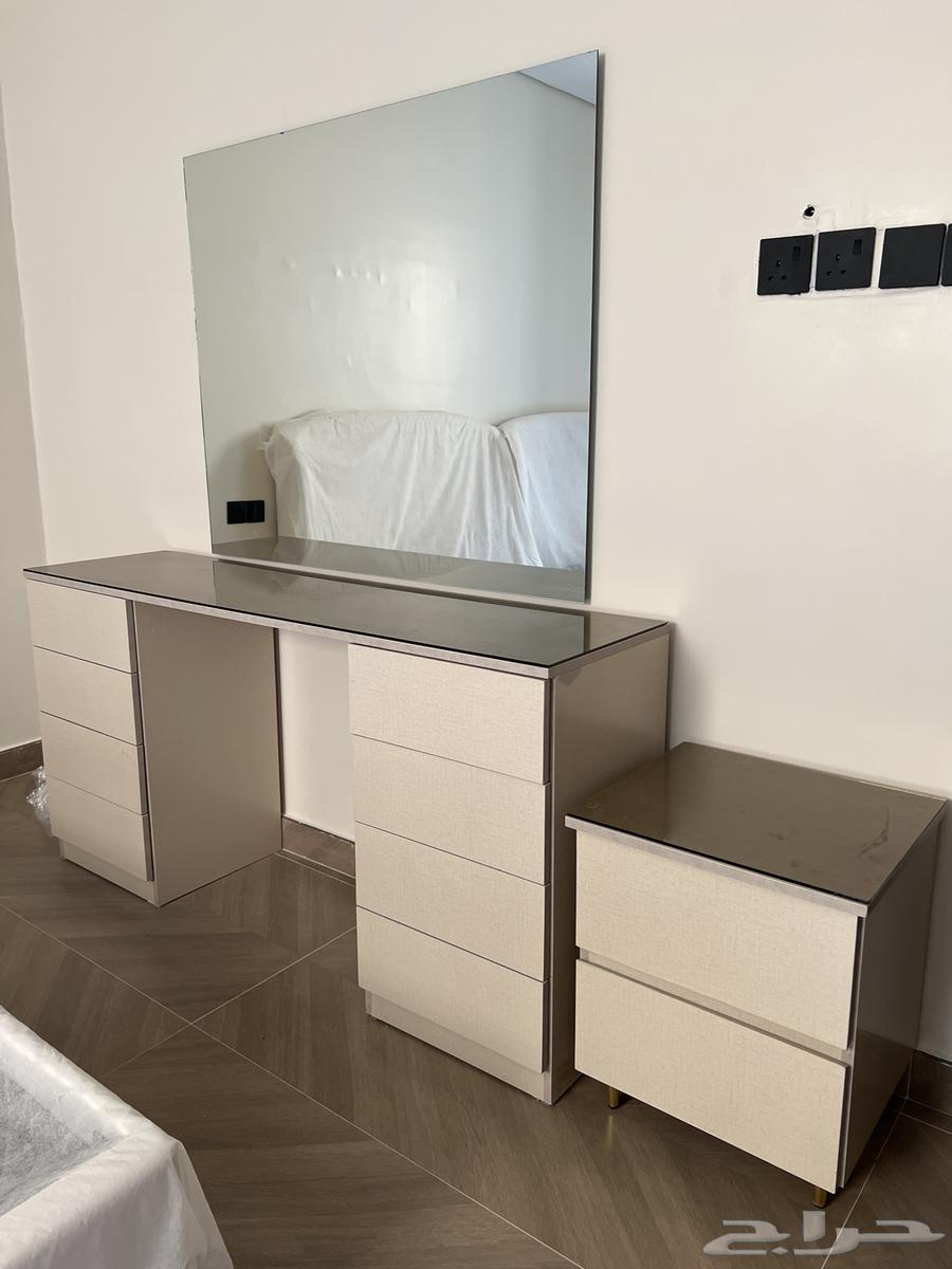 تسريحة كبيره مع المراية وكومدينة للبيع جديدة لم تستخدم64380373975297110