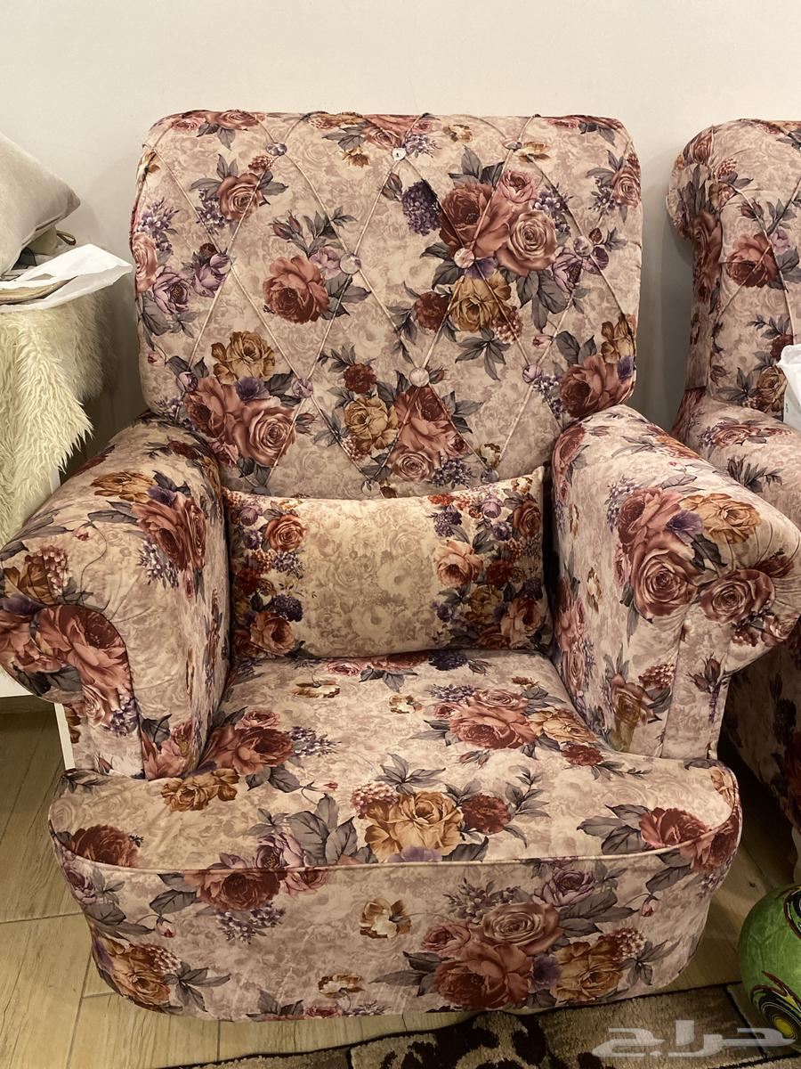 كنب للبيع حالته جيده64390375021698110