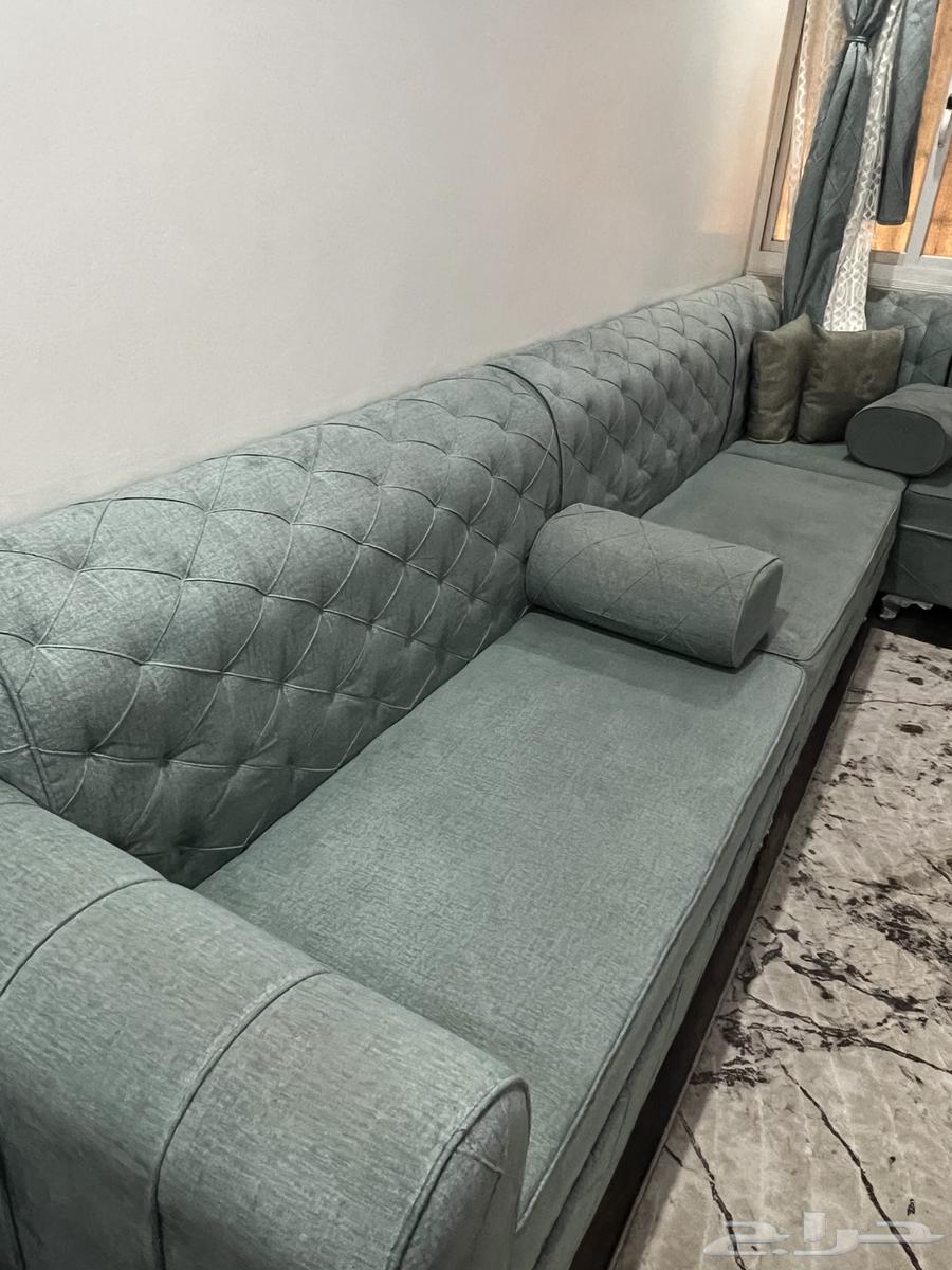 طاولة استخدام بسيط نظيف وكنب حرفL64384717409667111