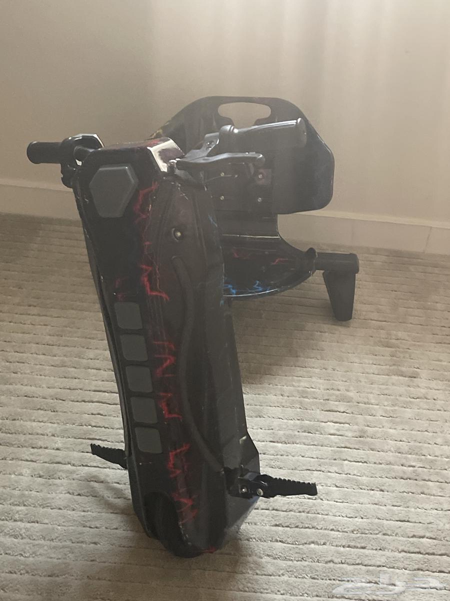 Clean scooter, the right rear tire is bent and needs adjustment64383122584321110