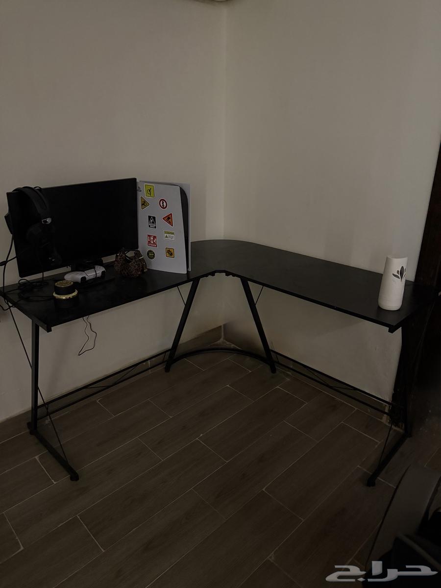 طاولة قيمنق للبيع جديده ومركبه استعمال سنه فقط ومو دايم64385928609154110