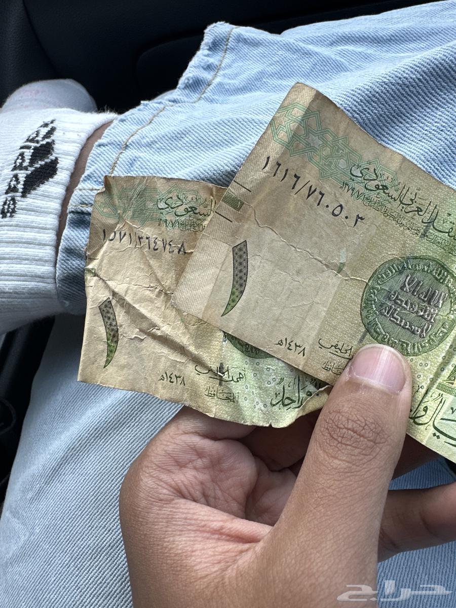 عندي ريالين من توقيع احمد الخليفي كم يجيبون64386304851201110